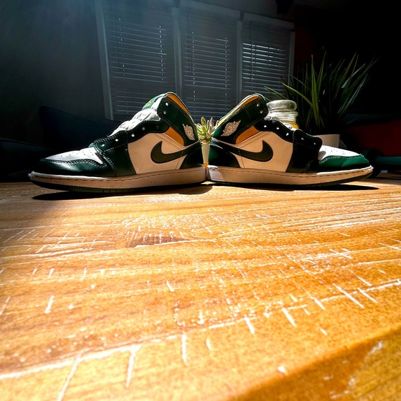 High Quality Green, Yellow, and White Air Jordan 1. Boys 5Y,  and Girls 7Y - Picture 2 of 6